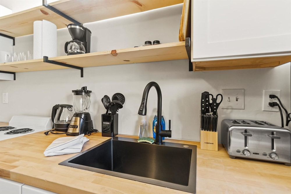 Spacious Studio Apt - Near Merrimack Park view 5