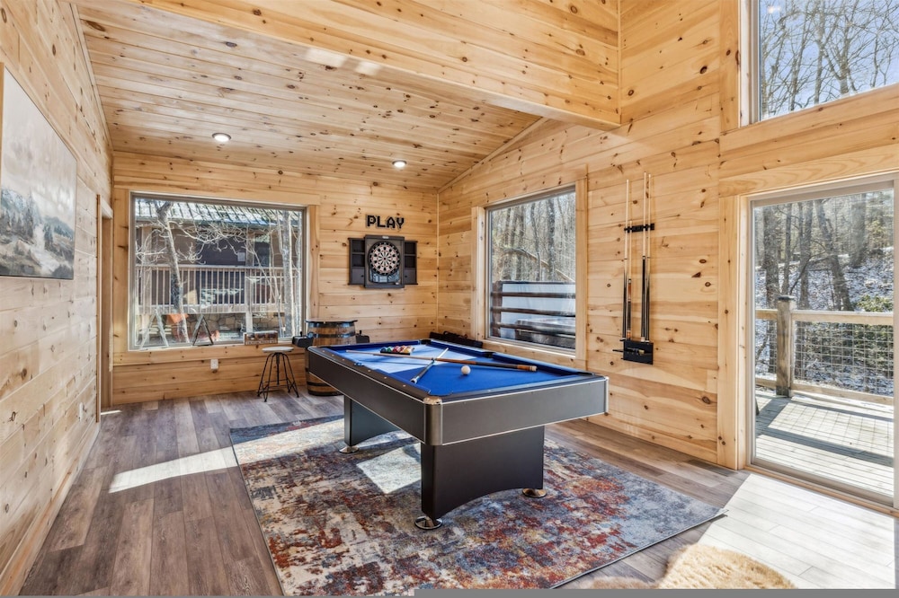 Brand New Cabin w Fire Pit Hot Tub Gameroom