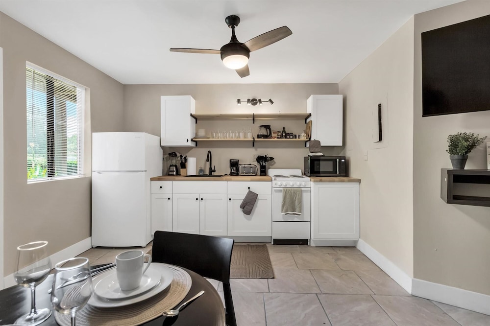 Modern Studio Apartment - King Bed