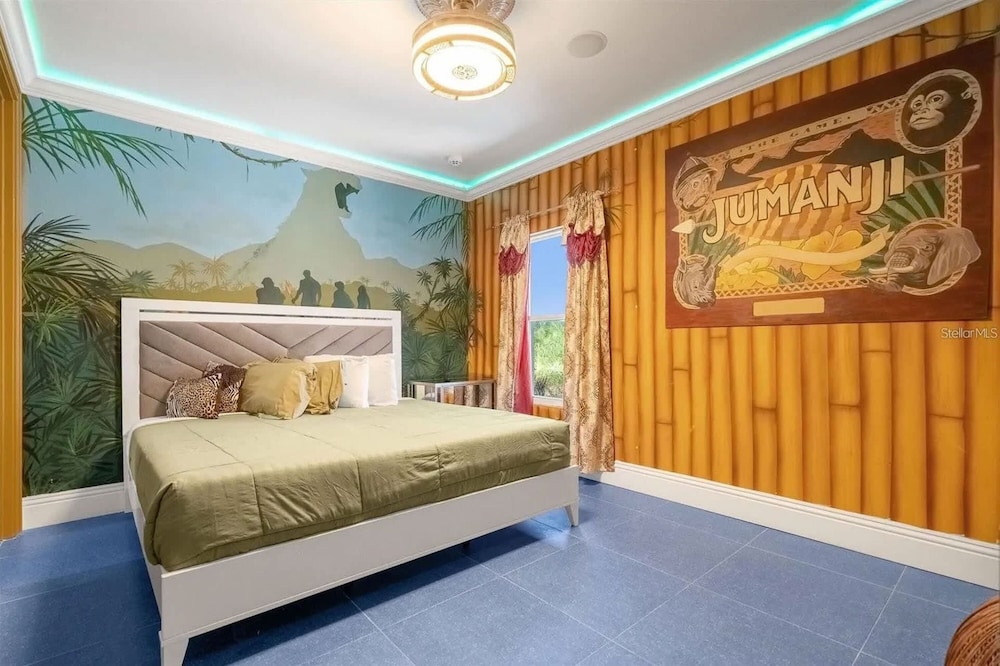 Ultimate Hollywood Themed Mansion for Big Groups