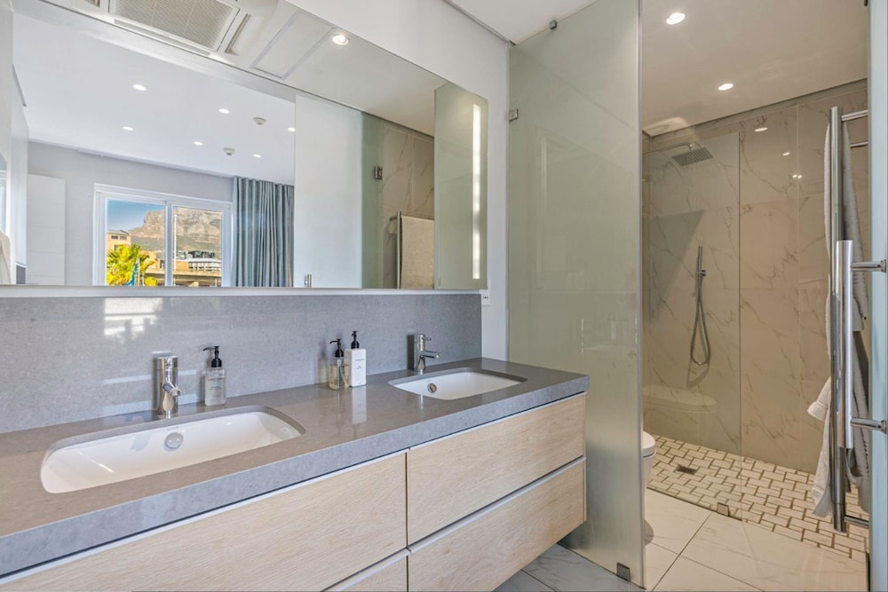 Waterfront Deluxe One Bedroom Apartment - 412