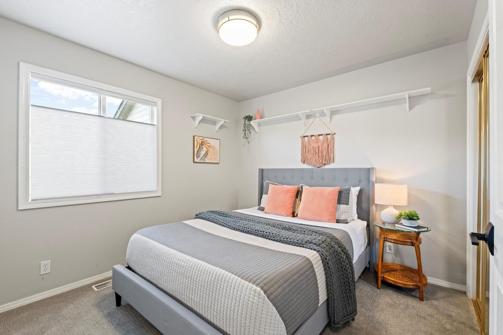 Cozy 5BR w Fire Pit BBQ Near Topgolf Fun