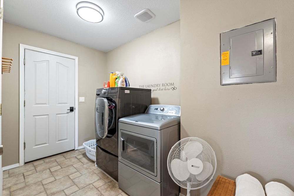 Cozy 5BR w Fire Pit BBQ Near Topgolf Fun
