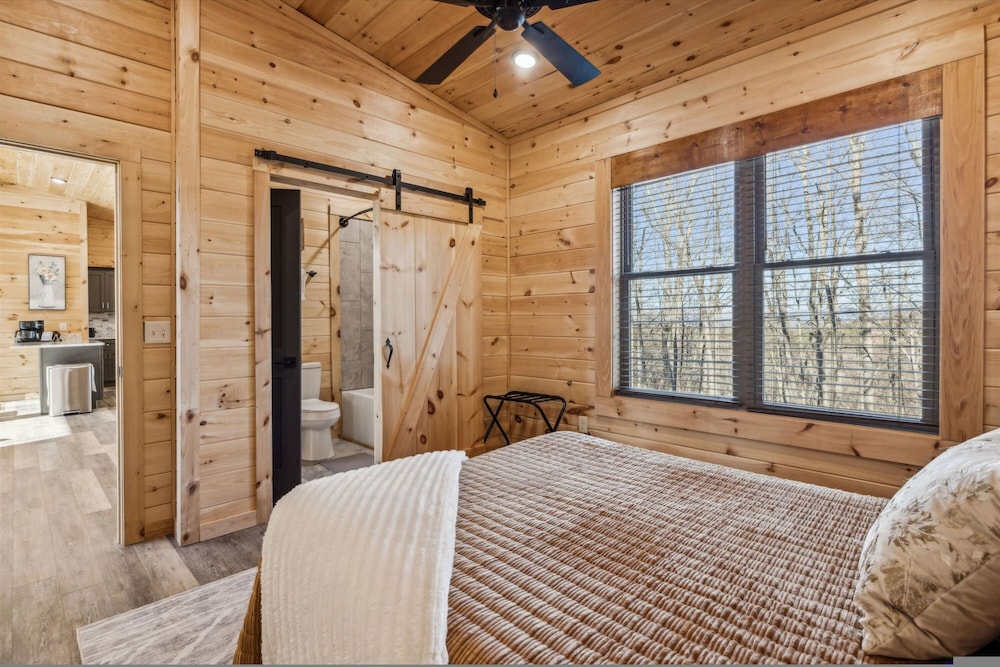 Brand New Cabin w Fire Pit Hot Tub Gameroom