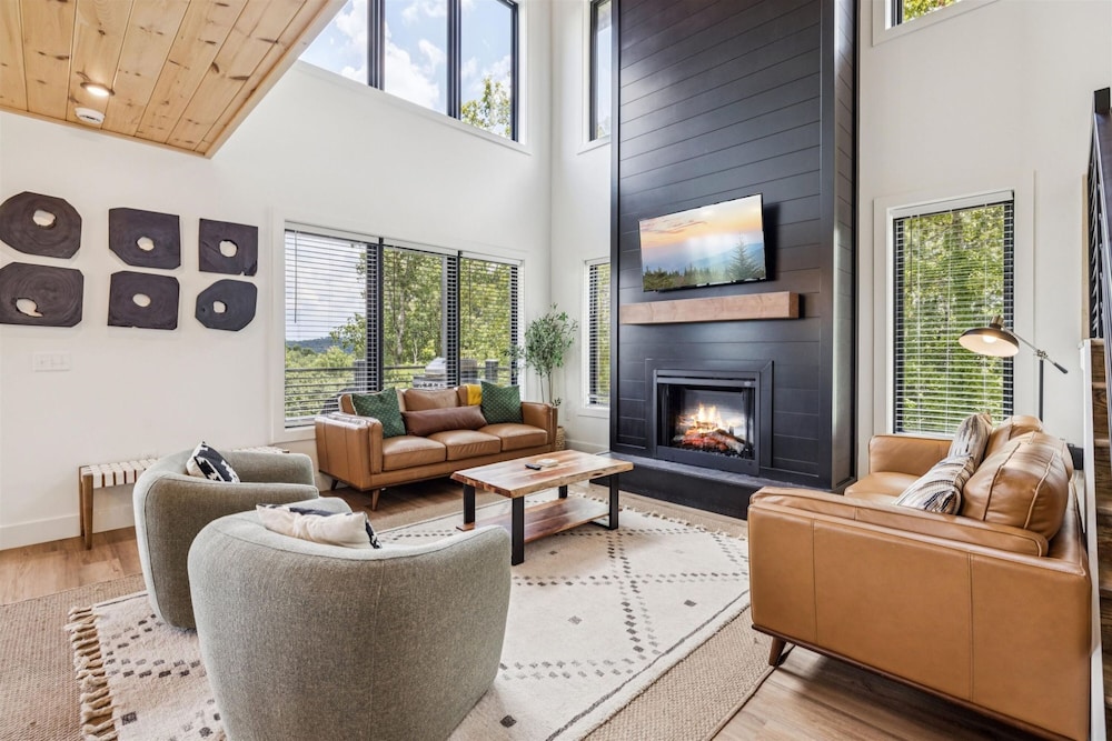 Luxury Cabin w Indoor Pool Hot Tub Game Room