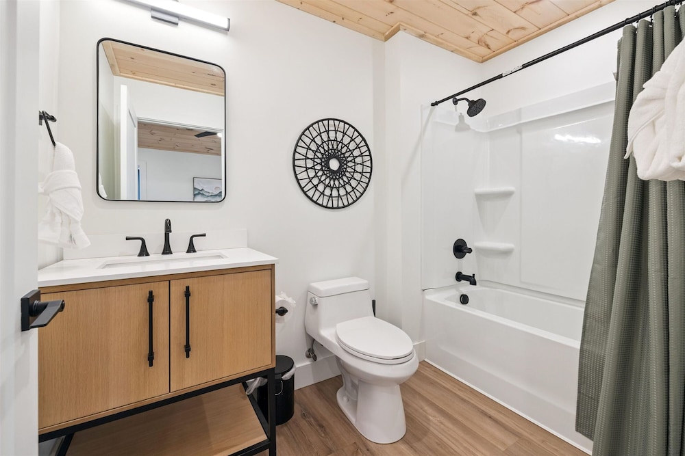 Luxury Cabin w Indoor Pool Hot Tub Game Room