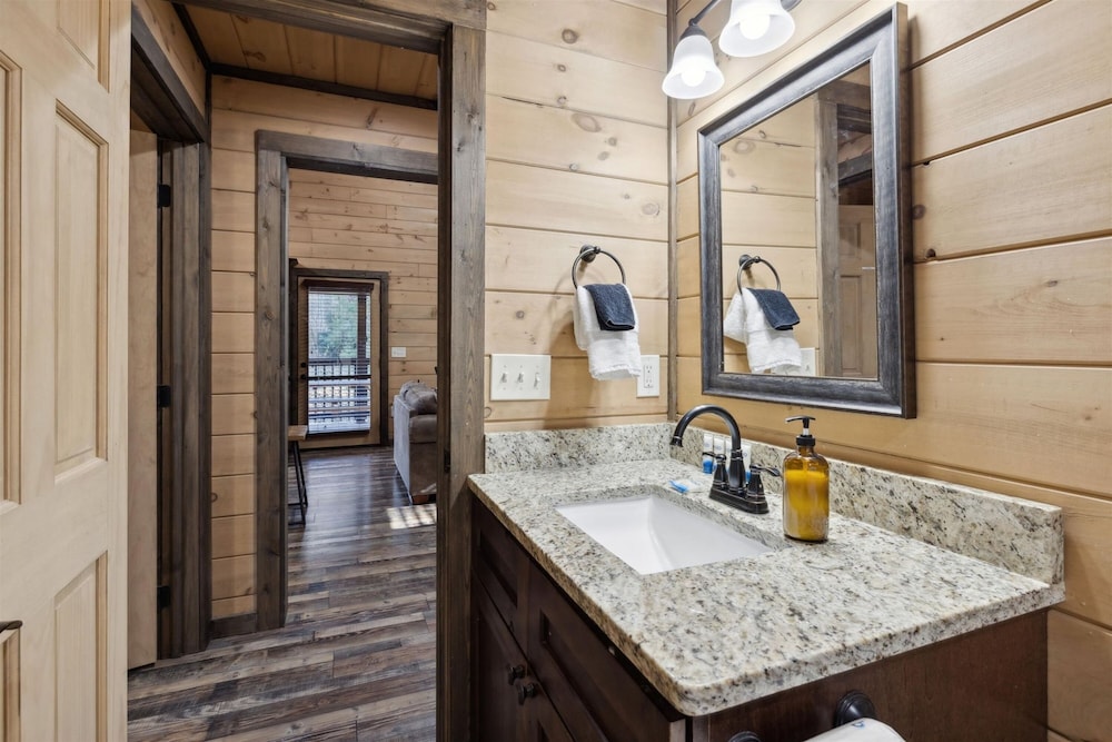 Fantastic Cabin w Gameroom Hot Tub Fireplace