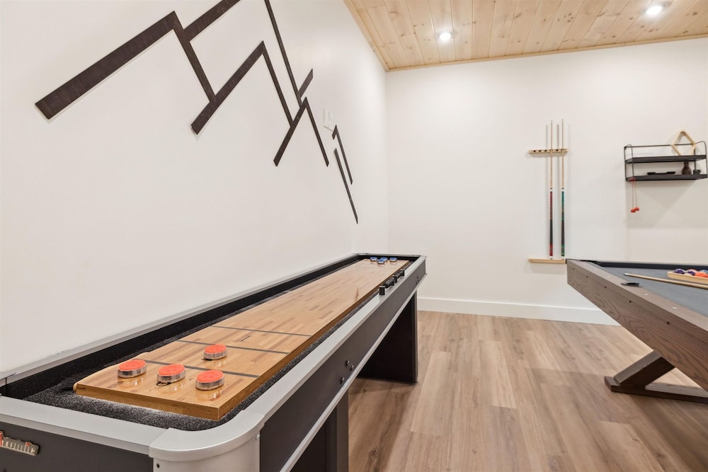 Luxury Cabin w Indoor Pool Hot Tub Game Room