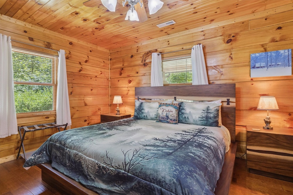 Cozy Cottage w EV Charger Firepit Bed Swing