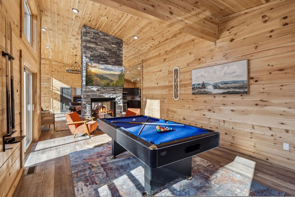 Brand New Cabin w Fire Pit Hot Tub Gameroom