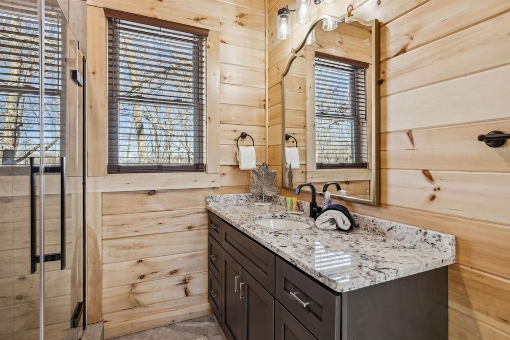 Brand New Cabin w Fire Pit Hot Tub Gameroom