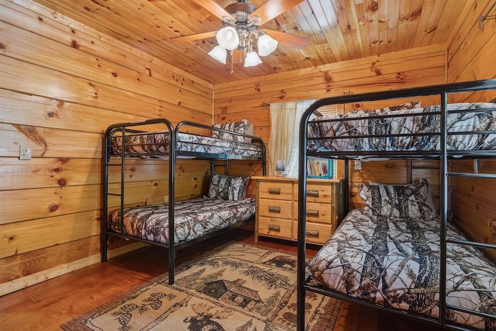 Cozy Cottage w EV Charger Firepit Bed Swing