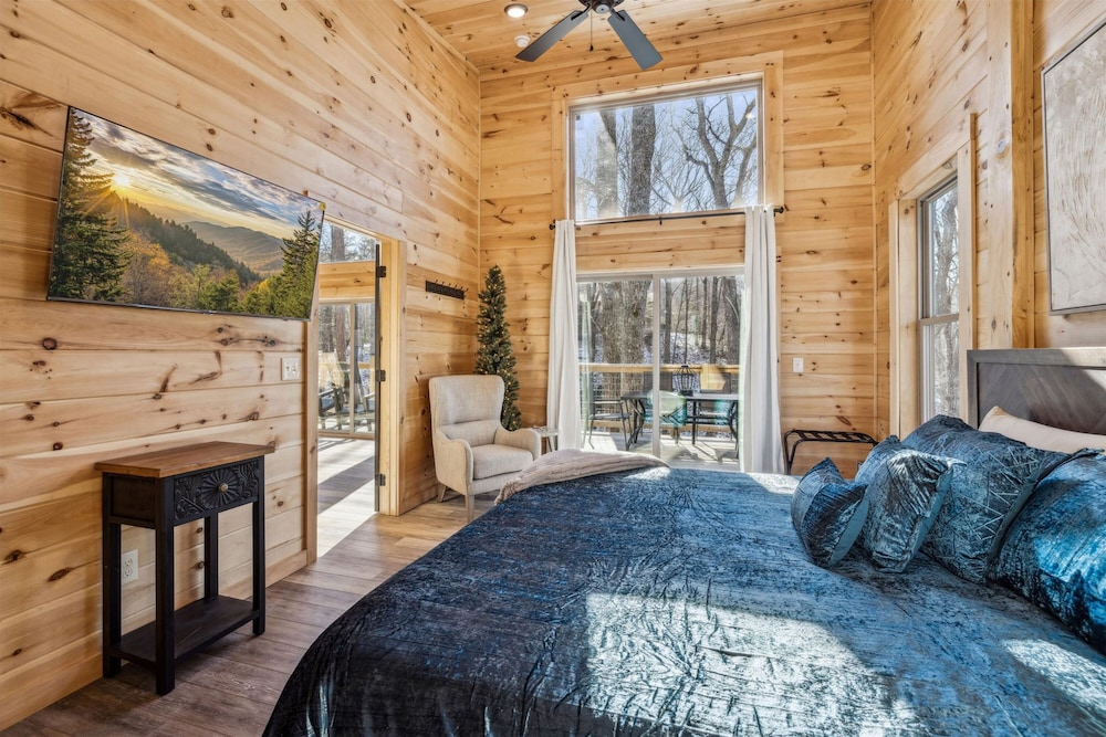 Brand New Cabin w Fire Pit Hot Tub Gameroom