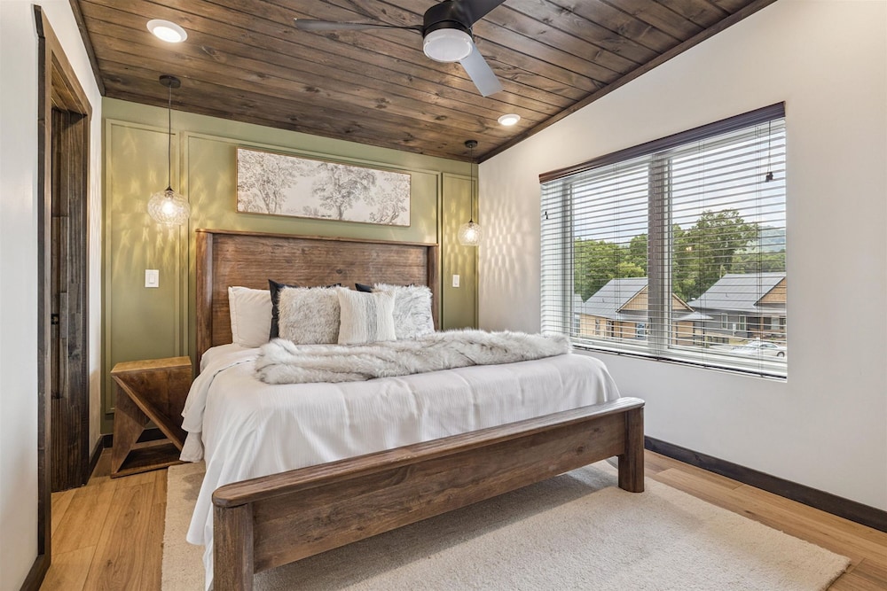 Gorgeous Brand-new Home w Pool Game Room Hot Tub