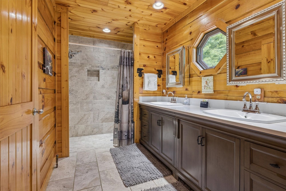 Cozy Cottage w EV Charger Firepit Bed Swing