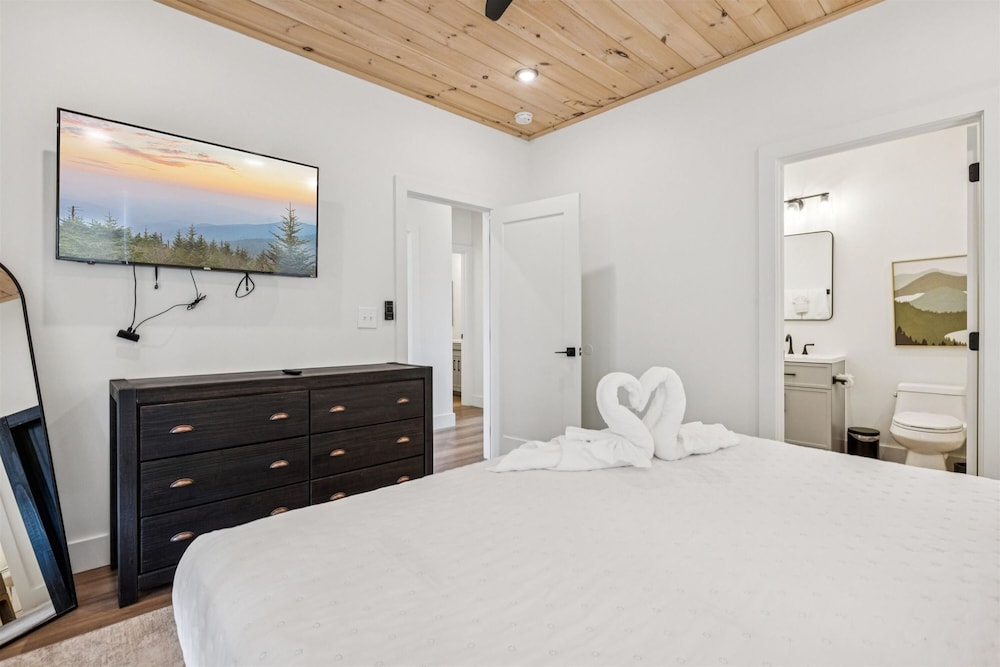 Luxury Cabin w Indoor Pool Hot Tub Game Room