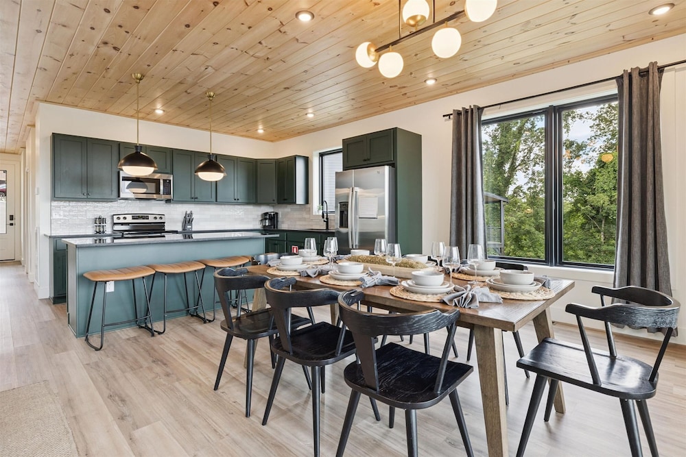 Luxury Cabin w Indoor Pool Hot Tub Game Room
