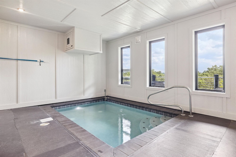 Luxury Cabin w Indoor Pool Hot Tub Game Room