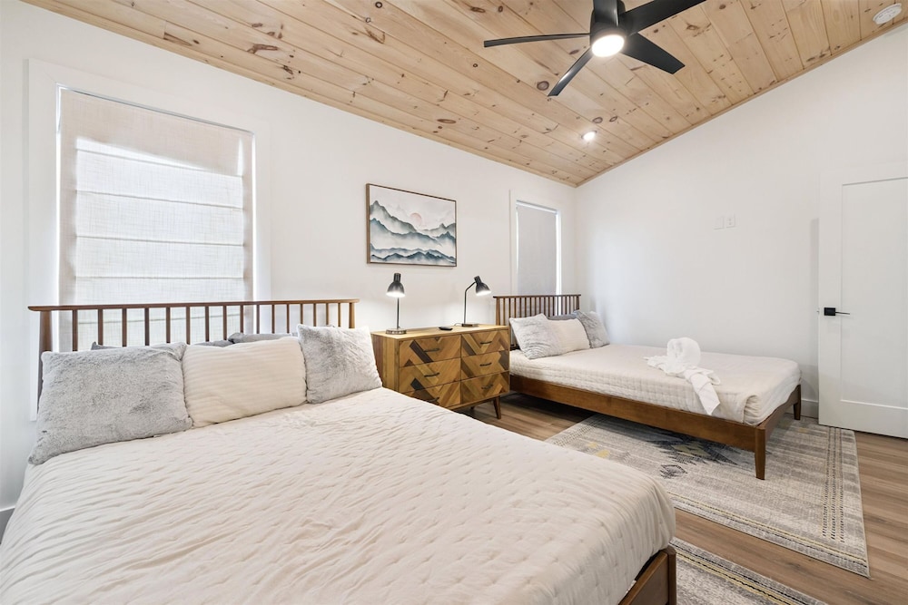 Luxury Cabin w Indoor Pool Hot Tub Game Room