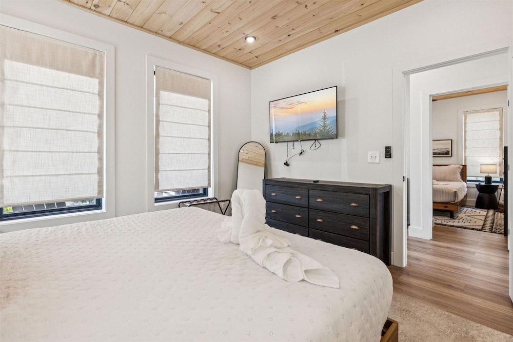 Luxury Cabin w Indoor Pool Hot Tub Game Room