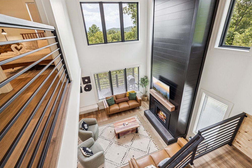 Luxury Cabin w Indoor Pool Hot Tub Game Room