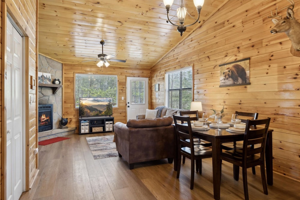 Romantic Cabin w Jacuzzi Hot Tub Fireplace