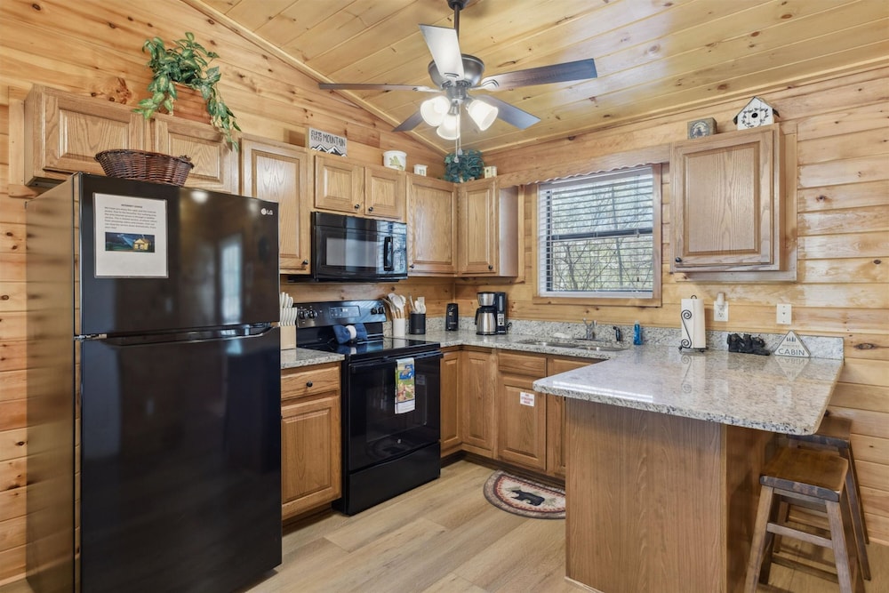 Romantic Cabin w Jacuzzi Hot Tub Fireplace
