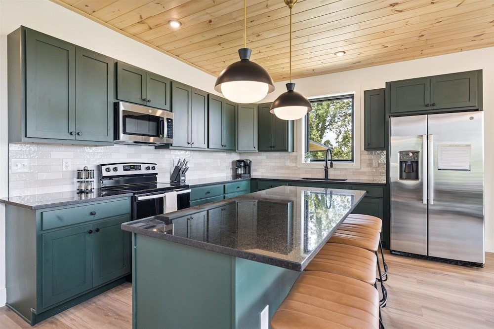 Luxury Cabin w Indoor Pool Hot Tub Game Room