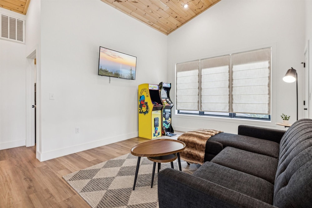 Luxury Cabin w Indoor Pool Hot Tub Game Room
