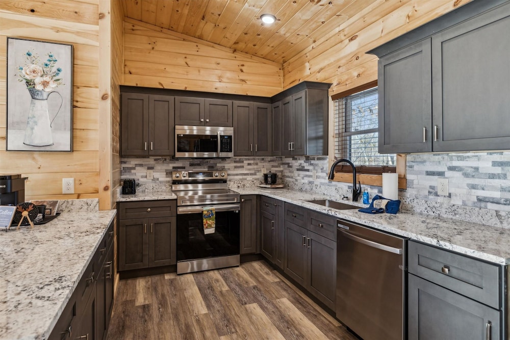 Brand New Cabin w Fire Pit Hot Tub Gameroom