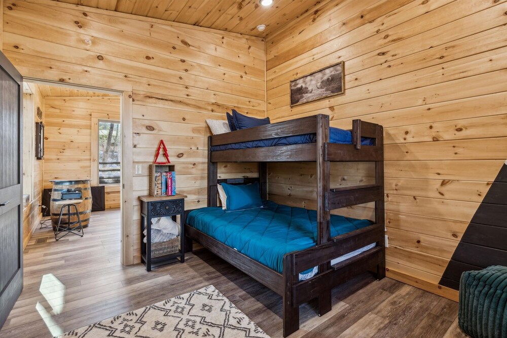Brand New Cabin w Fire Pit Hot Tub Gameroom