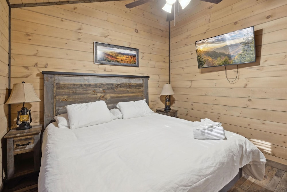 Fantastic Cabin w Gameroom Hot Tub Fireplace