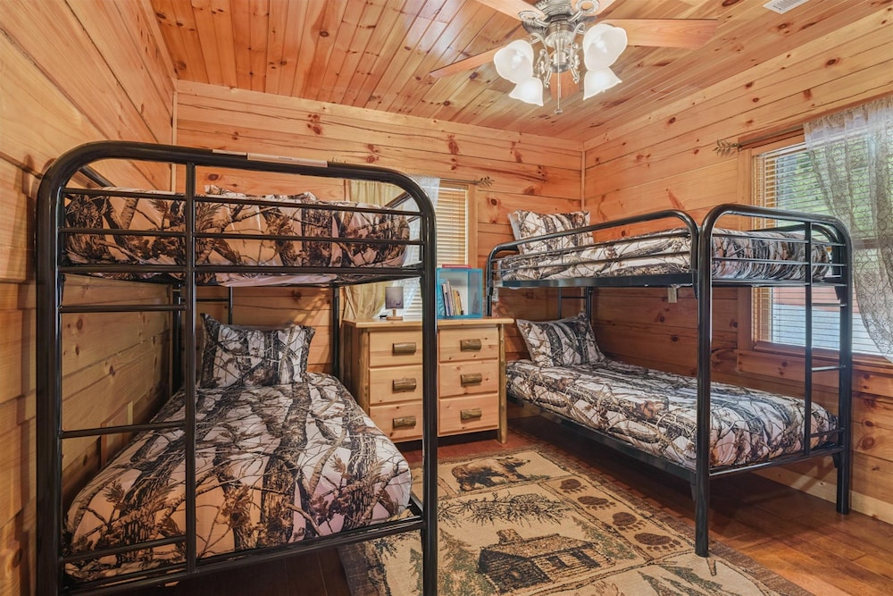 Cozy Cottage w EV Charger Firepit Bed Swing