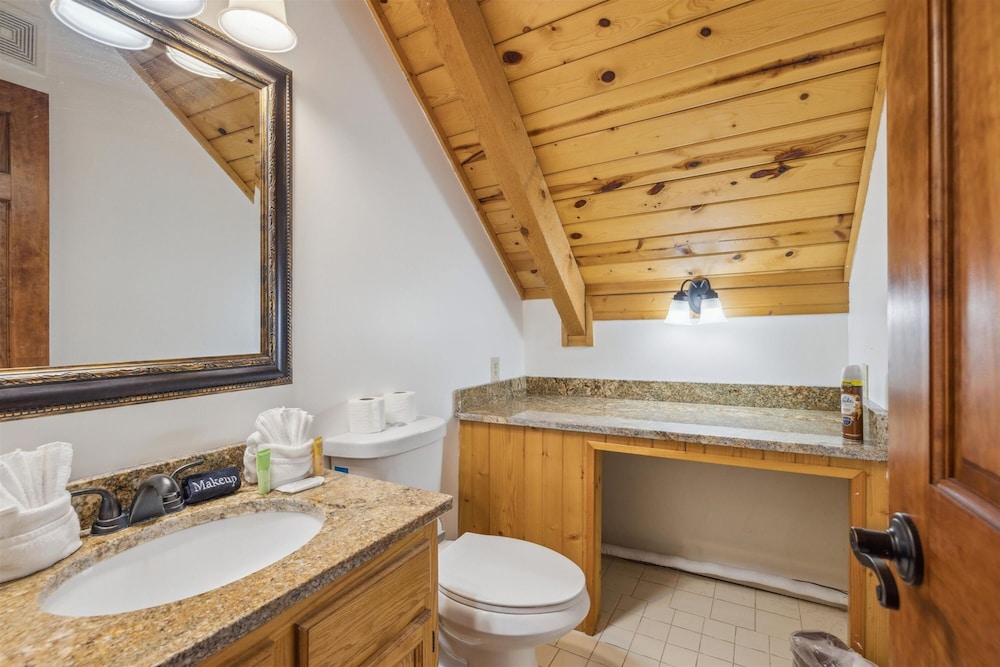 Very Secluded Breathtaking Riverfront Game Room