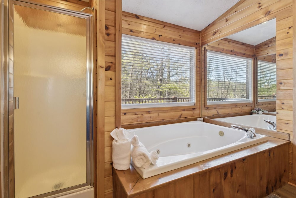 Romantic Cabin w Jacuzzi Hot Tub Fireplace