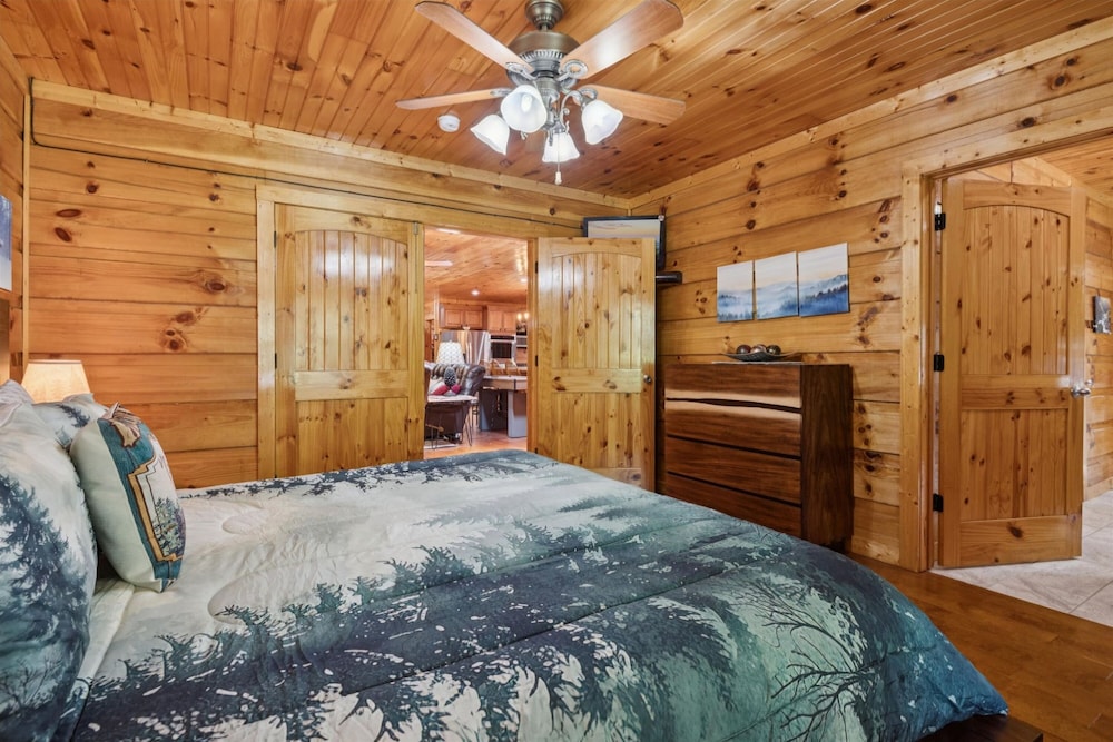 Cozy Cottage w EV Charger Firepit Bed Swing