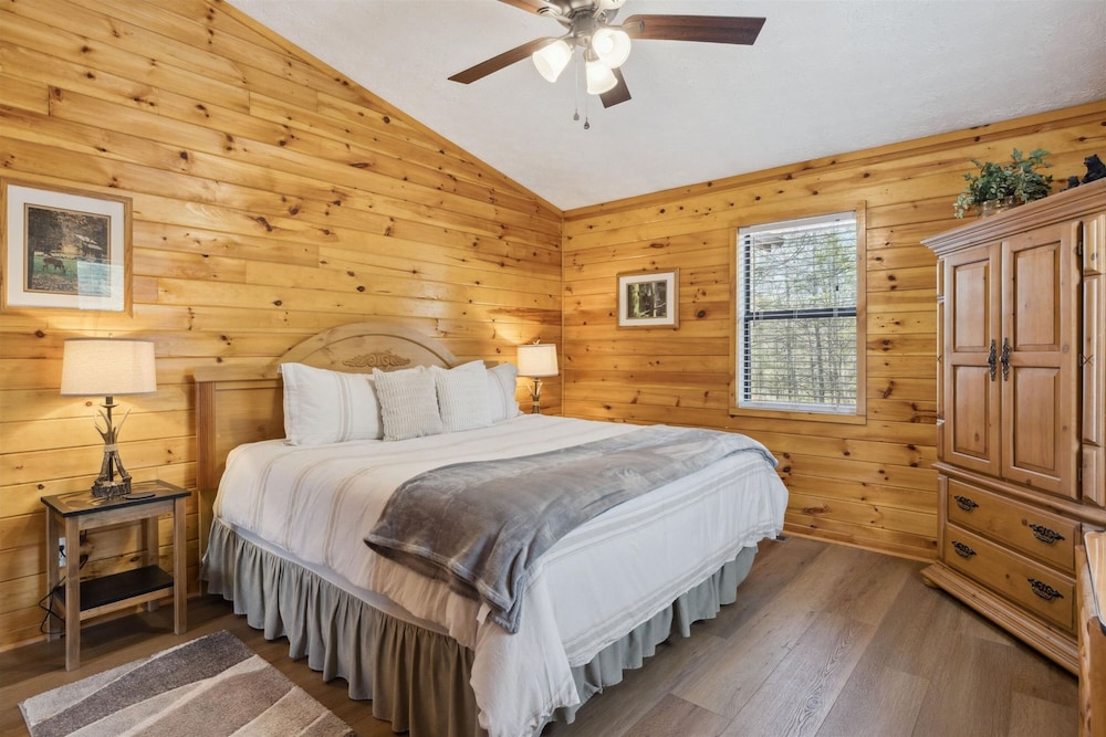 Romantic Cabin w Jacuzzi Hot Tub Fireplace