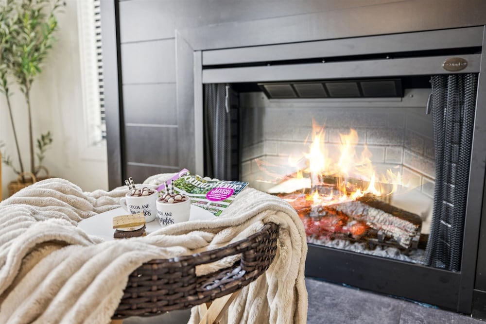 Luxury Cabin w Indoor Pool Hot Tub Game Room