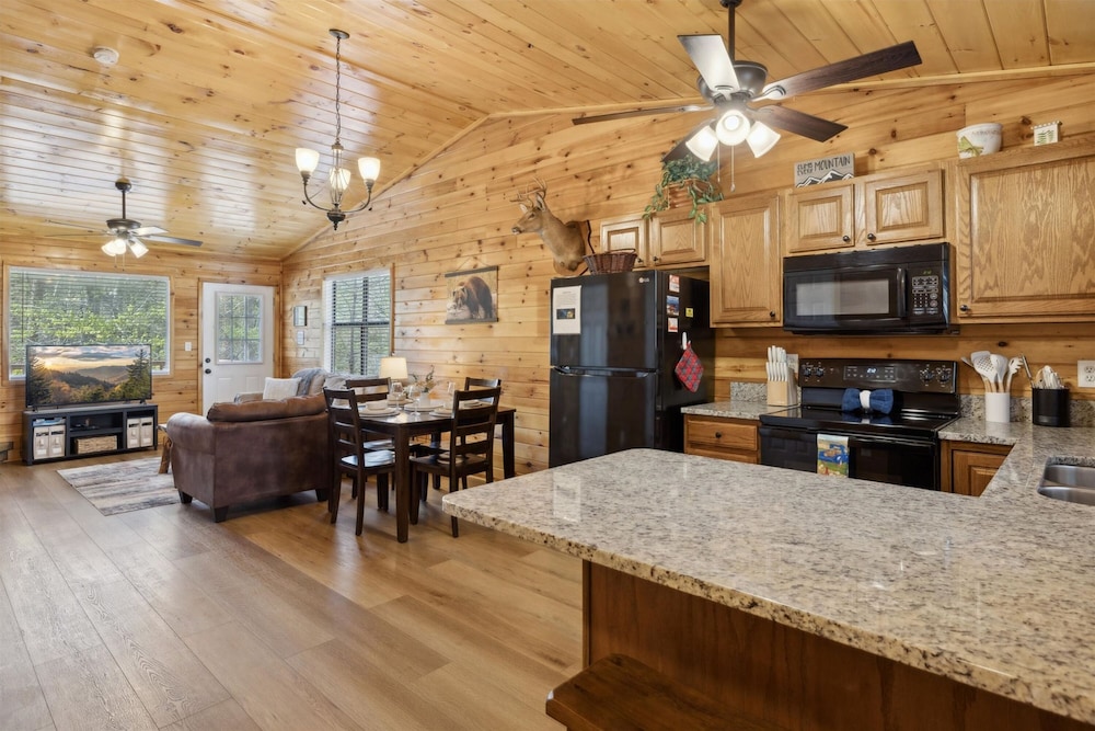Romantic Cabin w Jacuzzi Hot Tub Fireplace