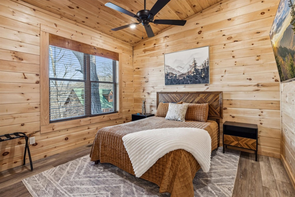 Brand New Cabin w Fire Pit Hot Tub Gameroom