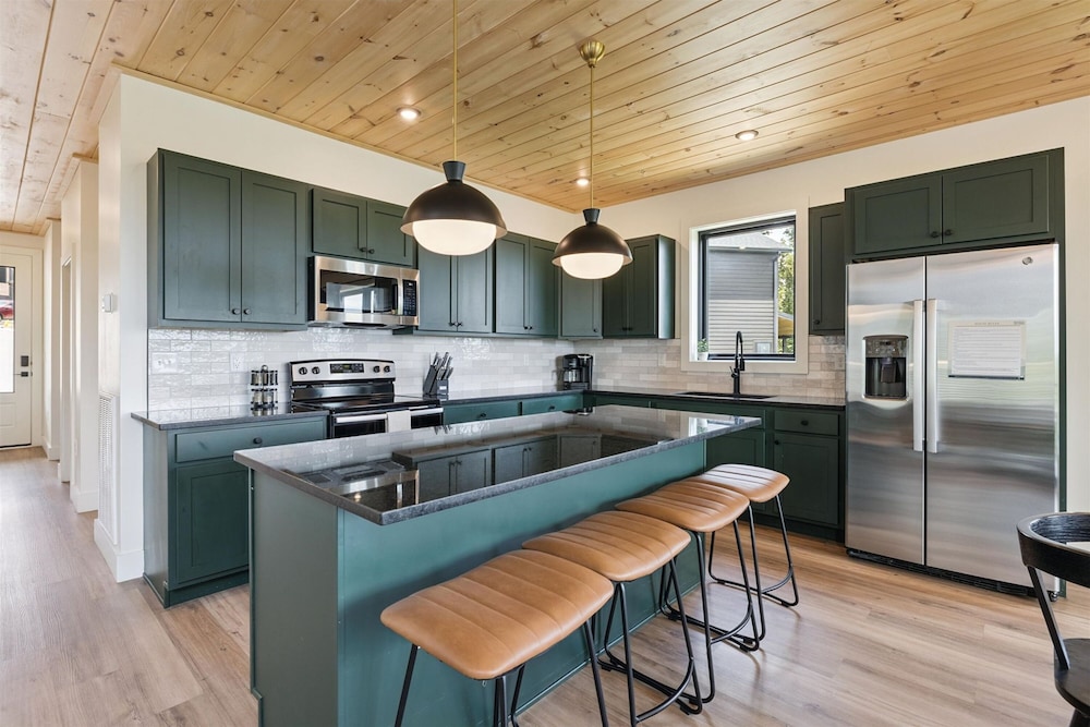 Luxury Cabin w Indoor Pool Hot Tub Game Room