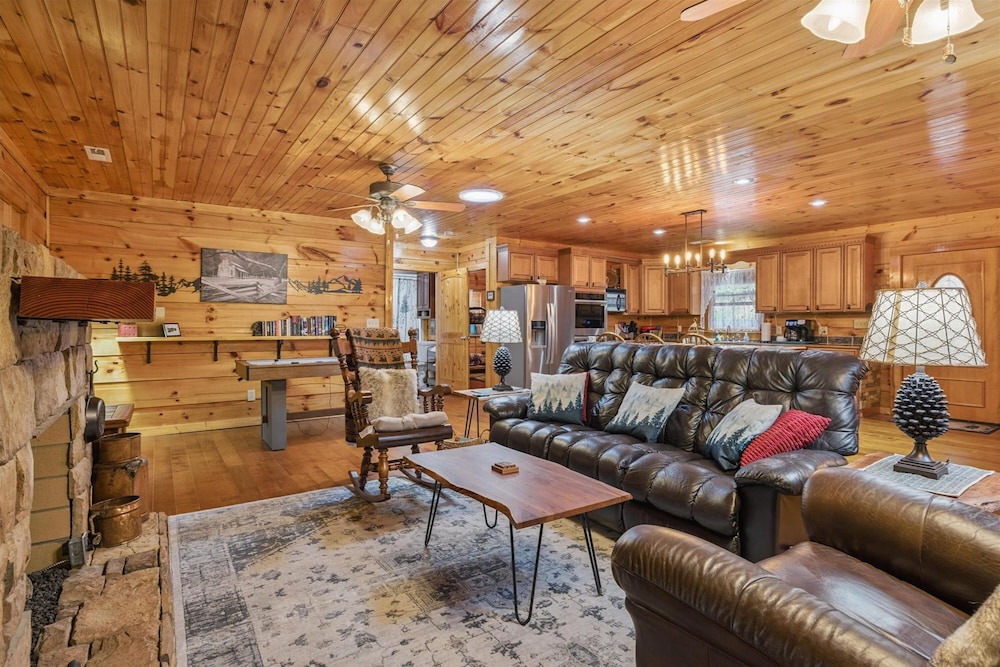 Cozy Cottage w EV Charger Firepit Bed Swing
