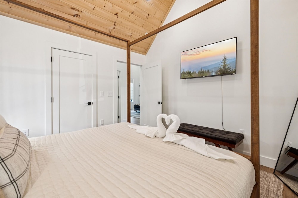 Luxury Cabin w Indoor Pool Hot Tub Game Room