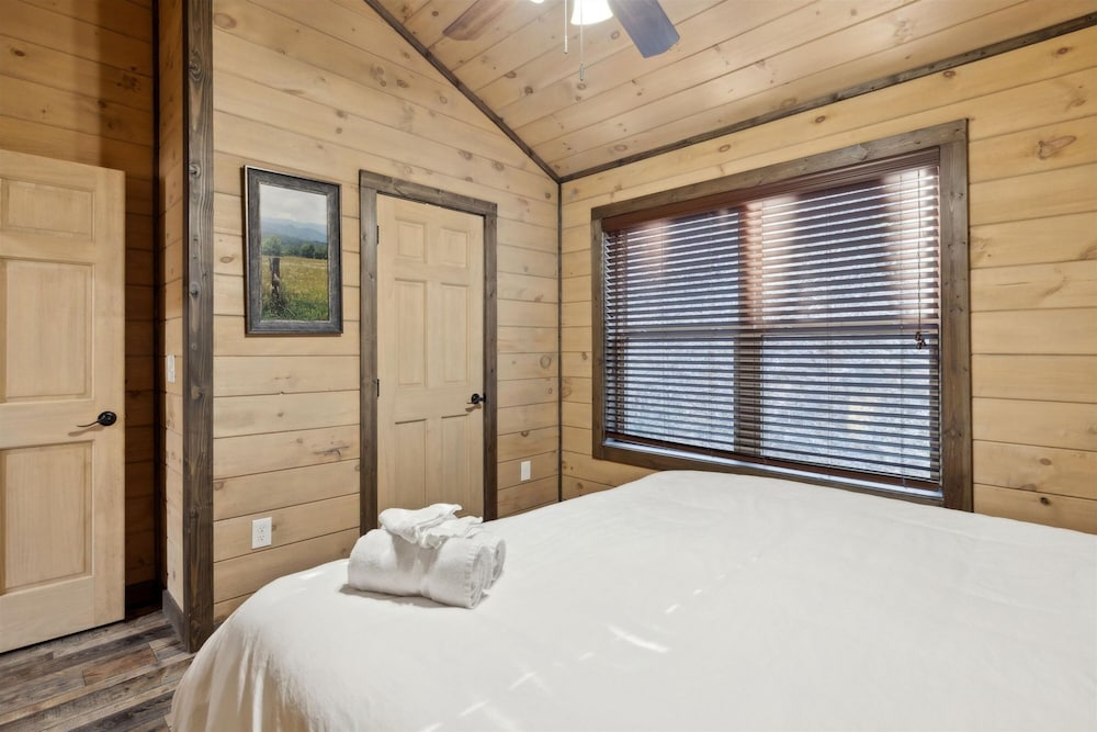 Fantastic Cabin w Gameroom Hot Tub Fireplace