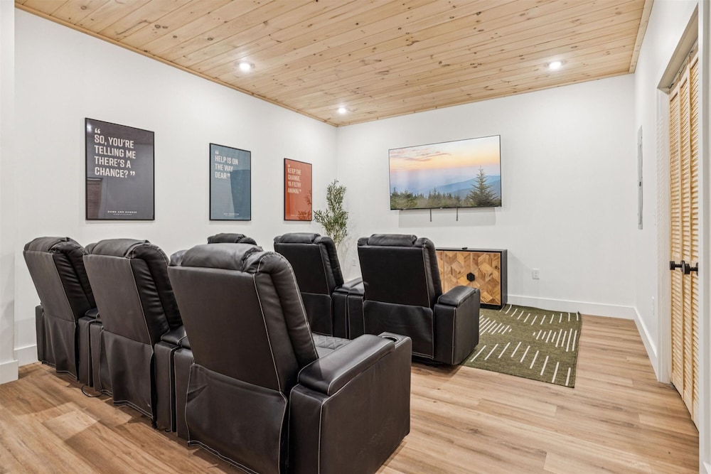 Luxury Cabin w Indoor Pool Hot Tub Game Room