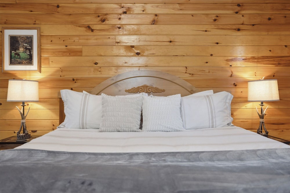 Romantic Cabin w Jacuzzi Hot Tub Fireplace