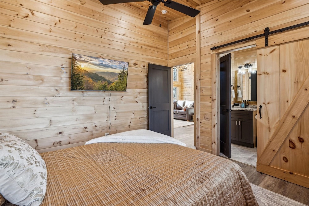Brand New Cabin w Fire Pit Hot Tub Gameroom
