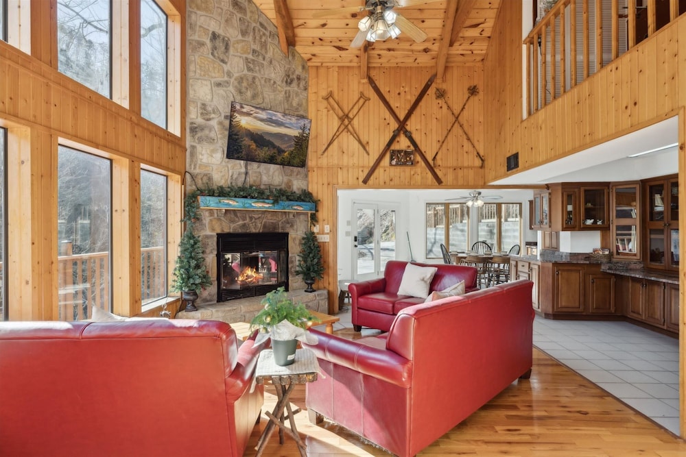 Very Secluded Breathtaking Riverfront Game Room