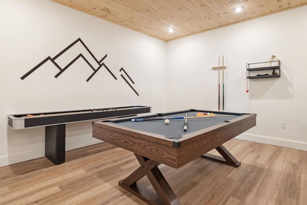 Luxury Cabin w Indoor Pool Hot Tub Game Room