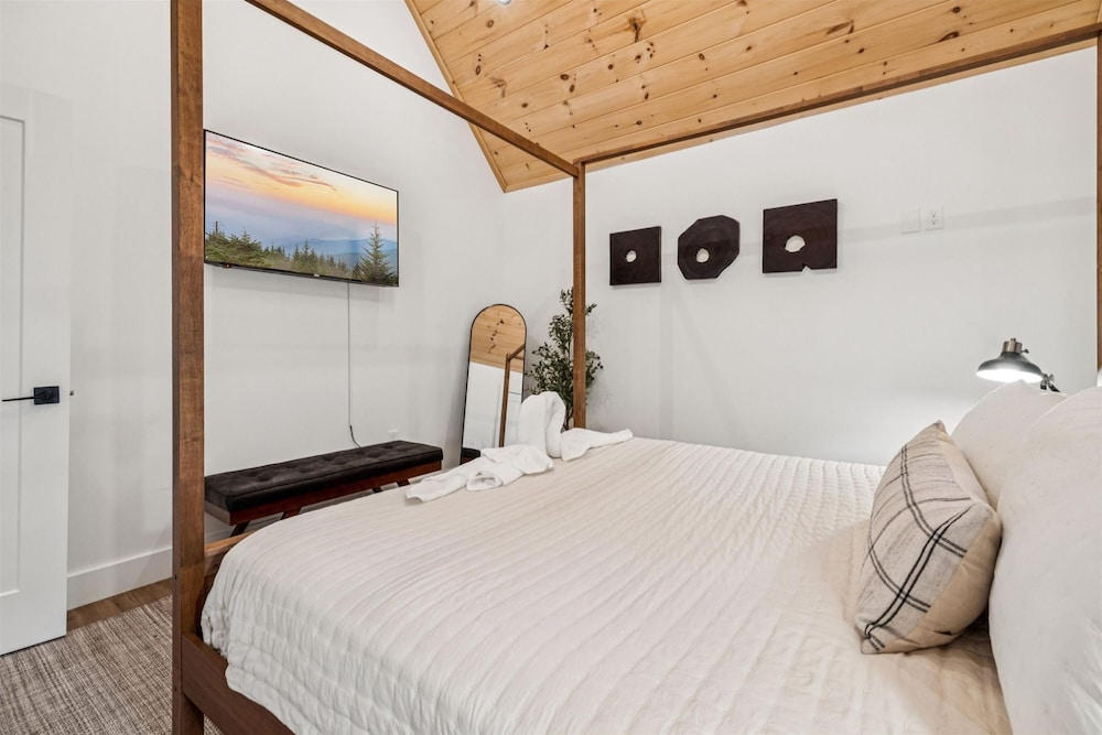 Luxury Cabin w Indoor Pool Hot Tub Game Room